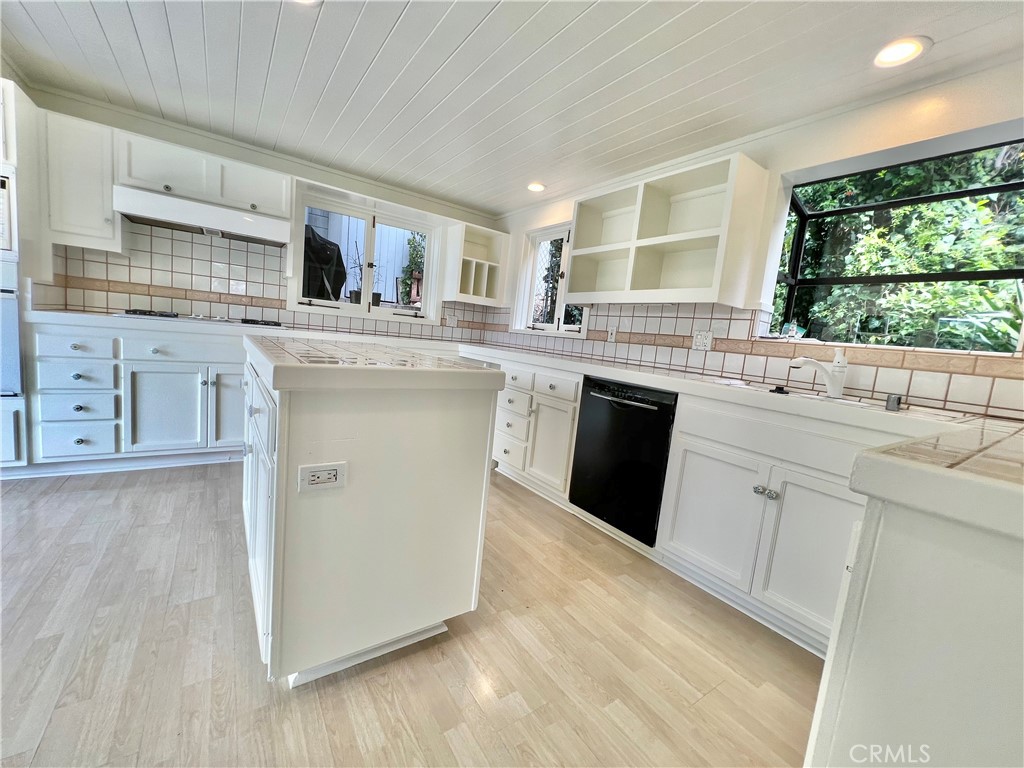 2260 Glenneyre Street