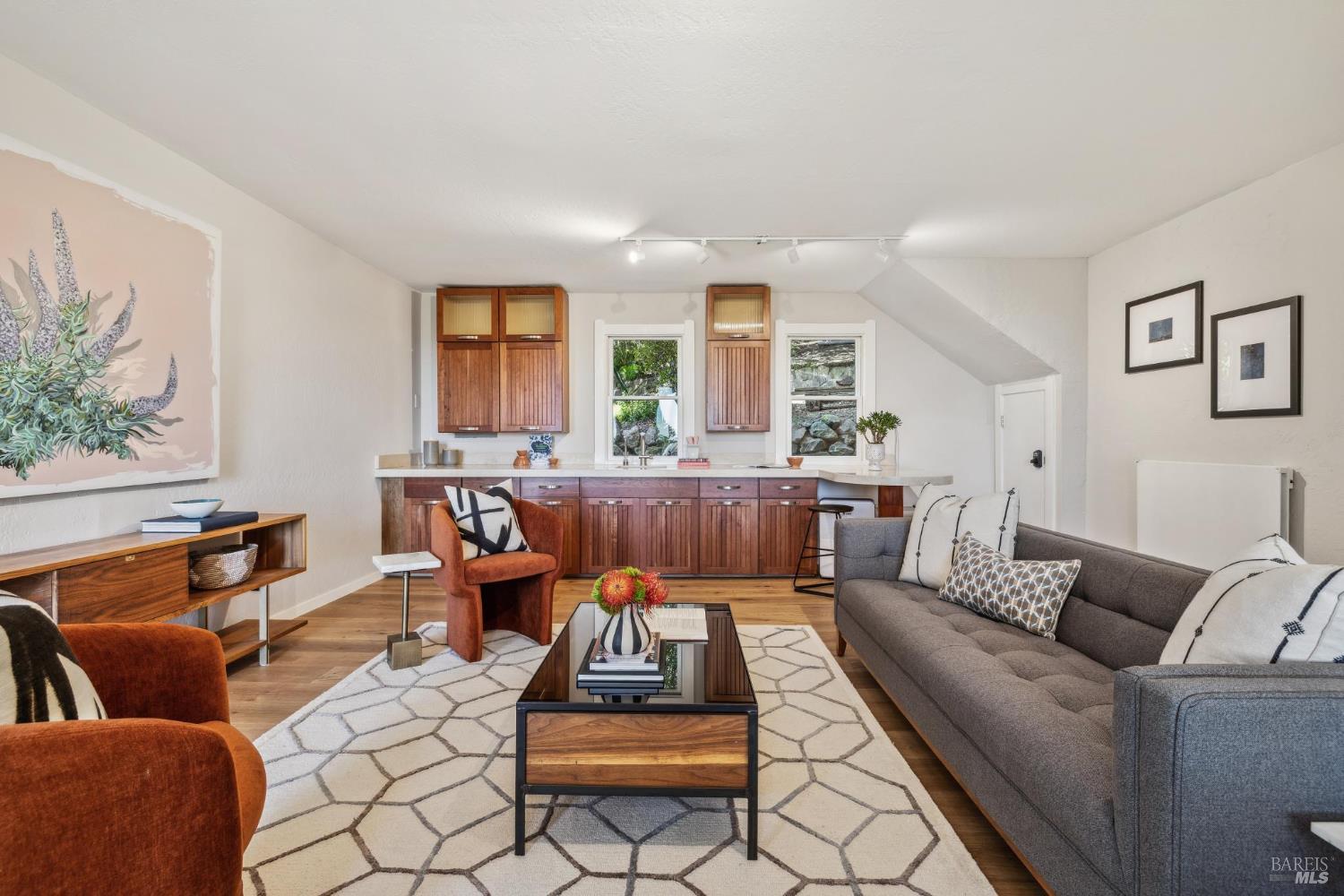 3275 Shoreline Highway