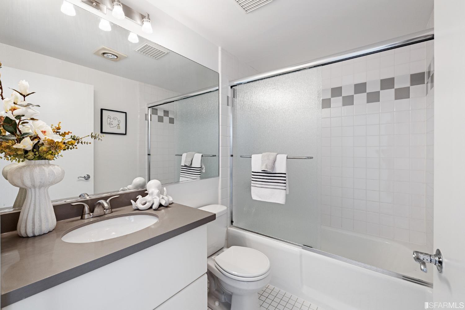1776 Sacramento Street Unit: 606