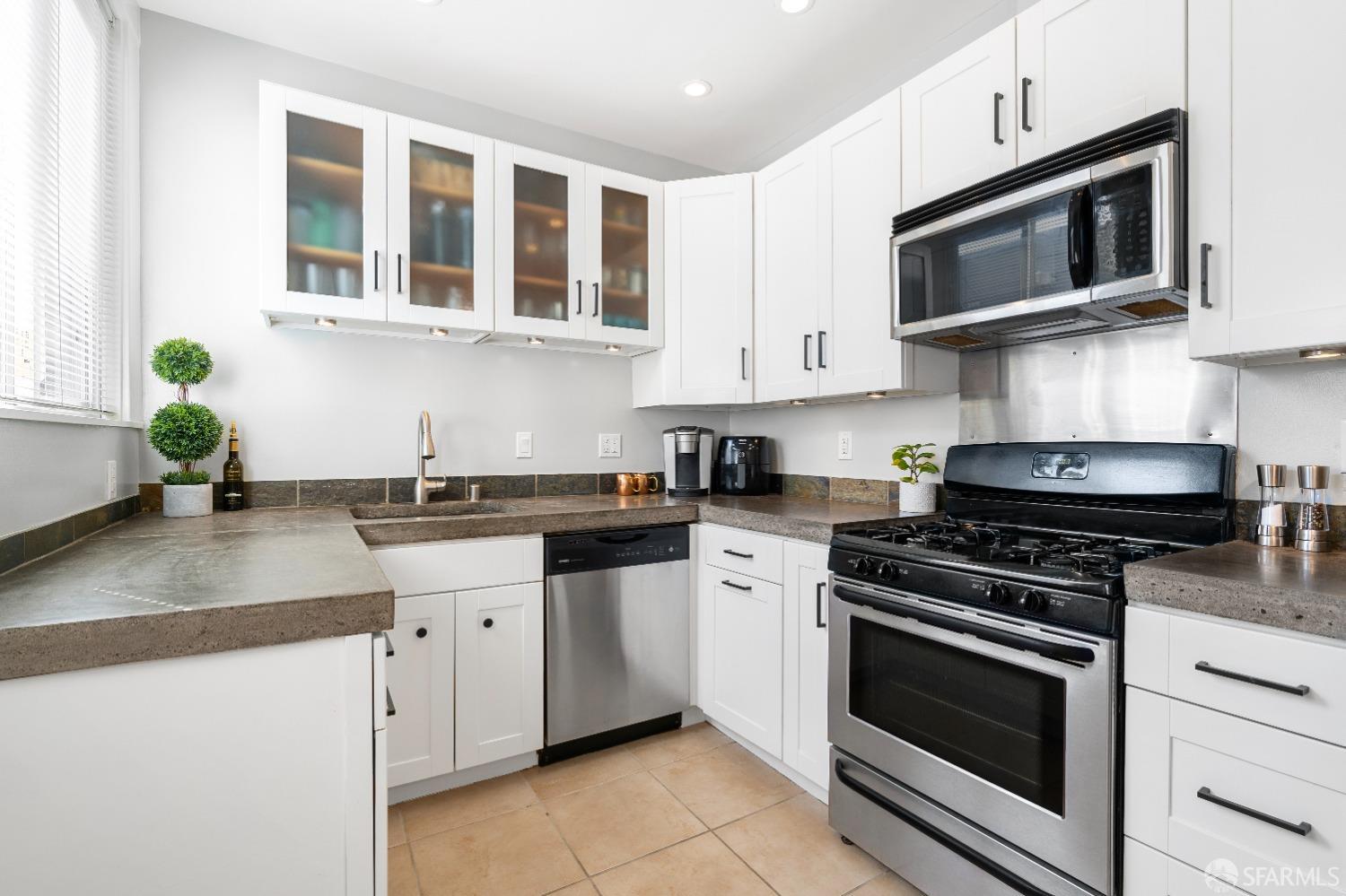 3233 Octavia Street Unit: 4