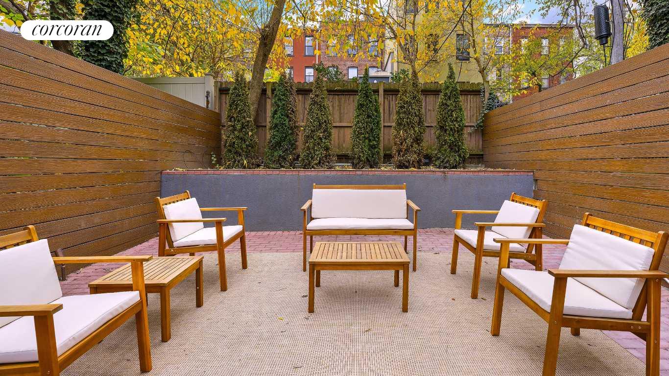 984 BERGEN Street RESIDENCE1