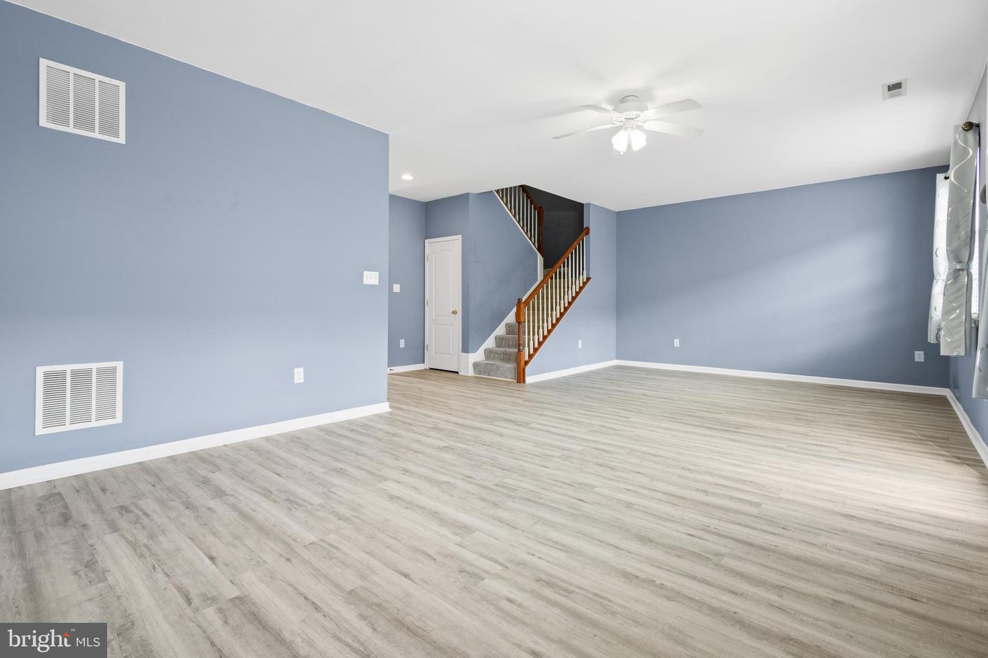 305 PRESTWICK LN