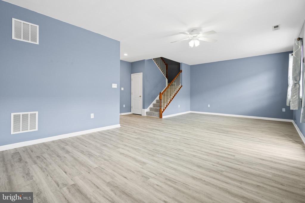 305 PRESTWICK LN