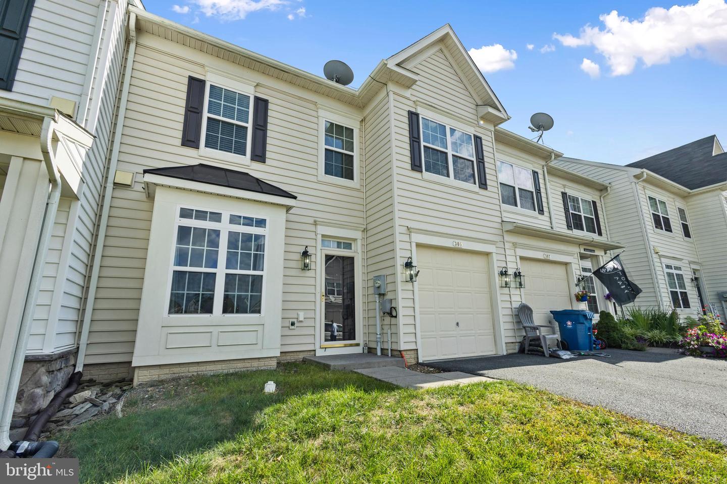 305 PRESTWICK LN