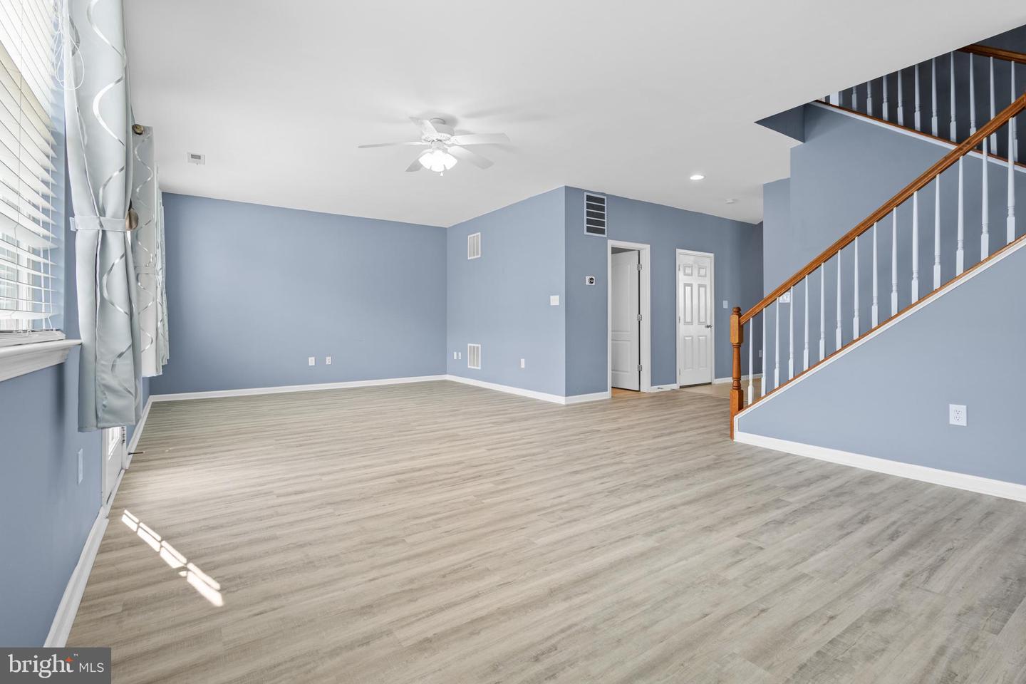 305 PRESTWICK LN