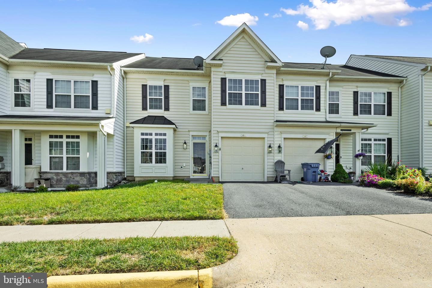 305 PRESTWICK LN