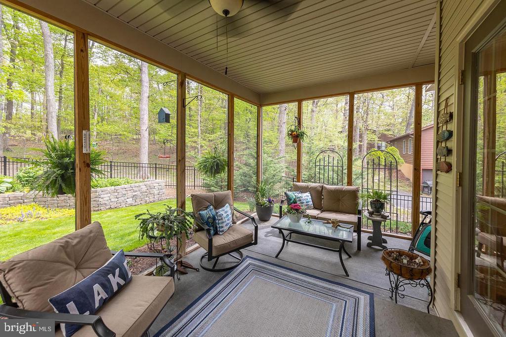 1064 LAKEVIEW DR