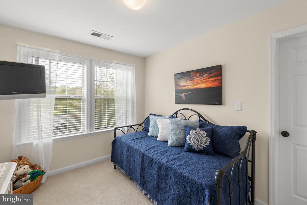 1064 LAKEVIEW DR