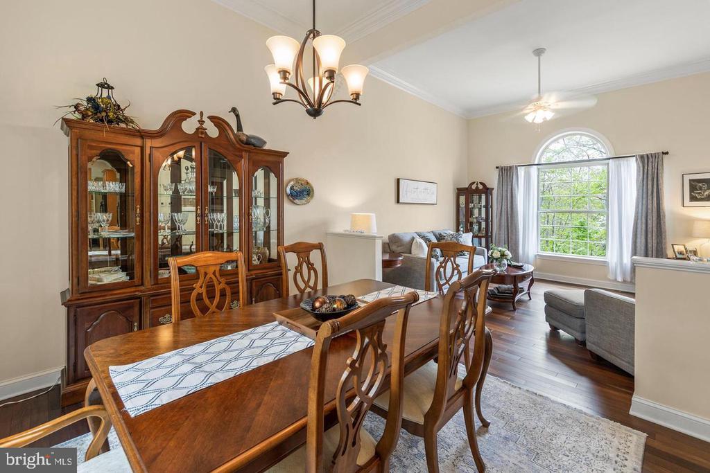 1064 LAKEVIEW DR