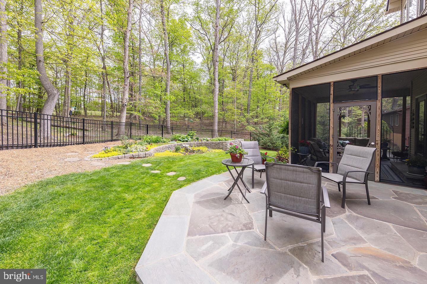 1064 LAKEVIEW DR