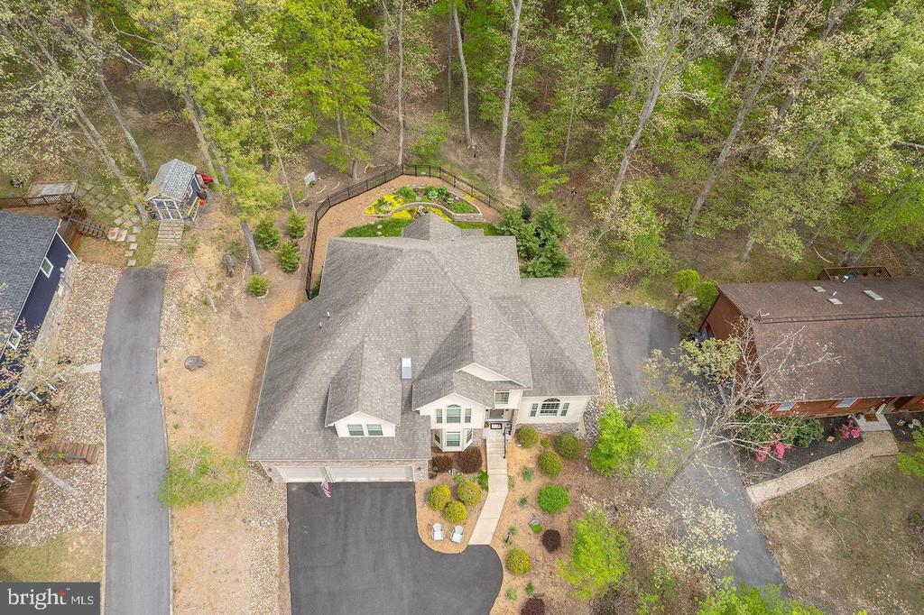 1064 LAKEVIEW DR