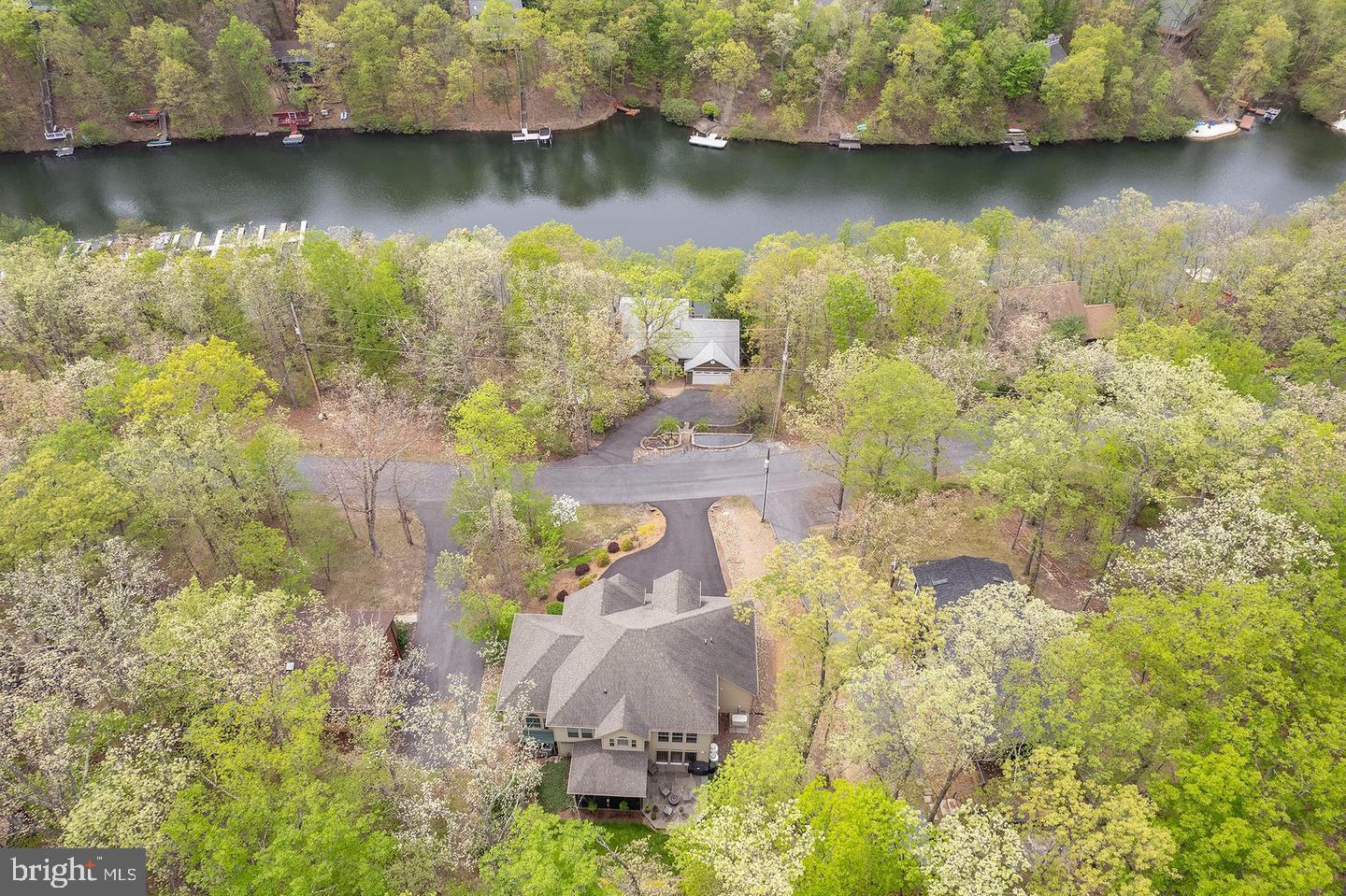 1064 LAKEVIEW DR