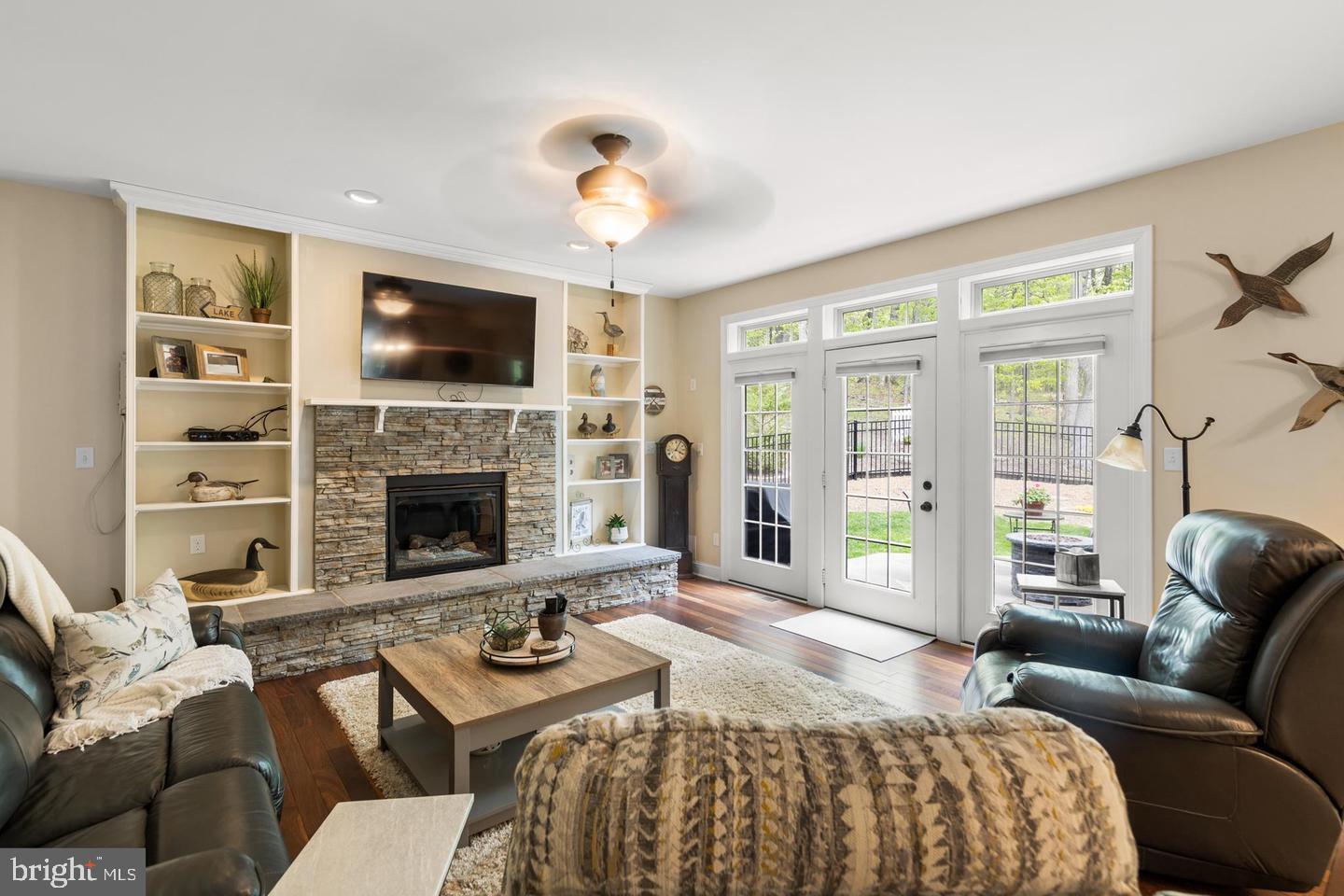 1064 LAKEVIEW DR