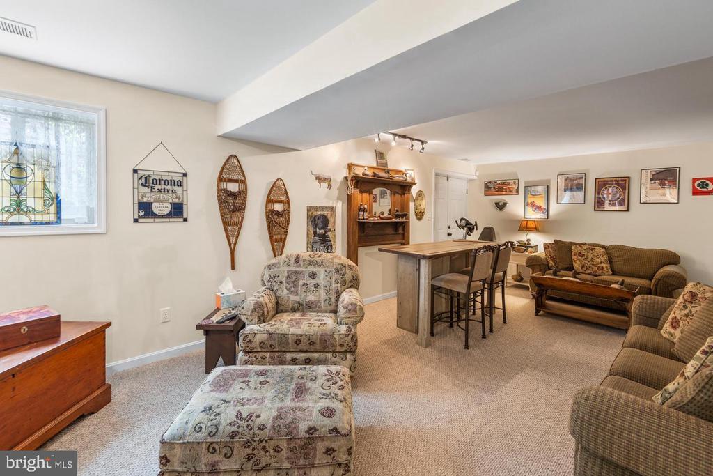 1064 LAKEVIEW DR