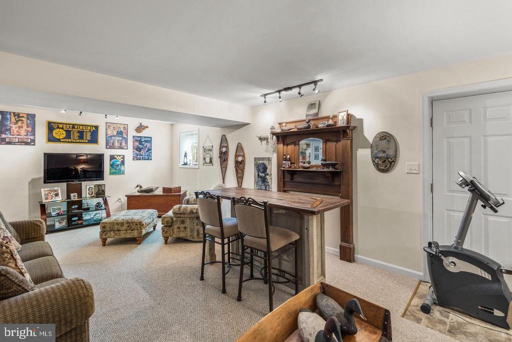 1064 LAKEVIEW DR