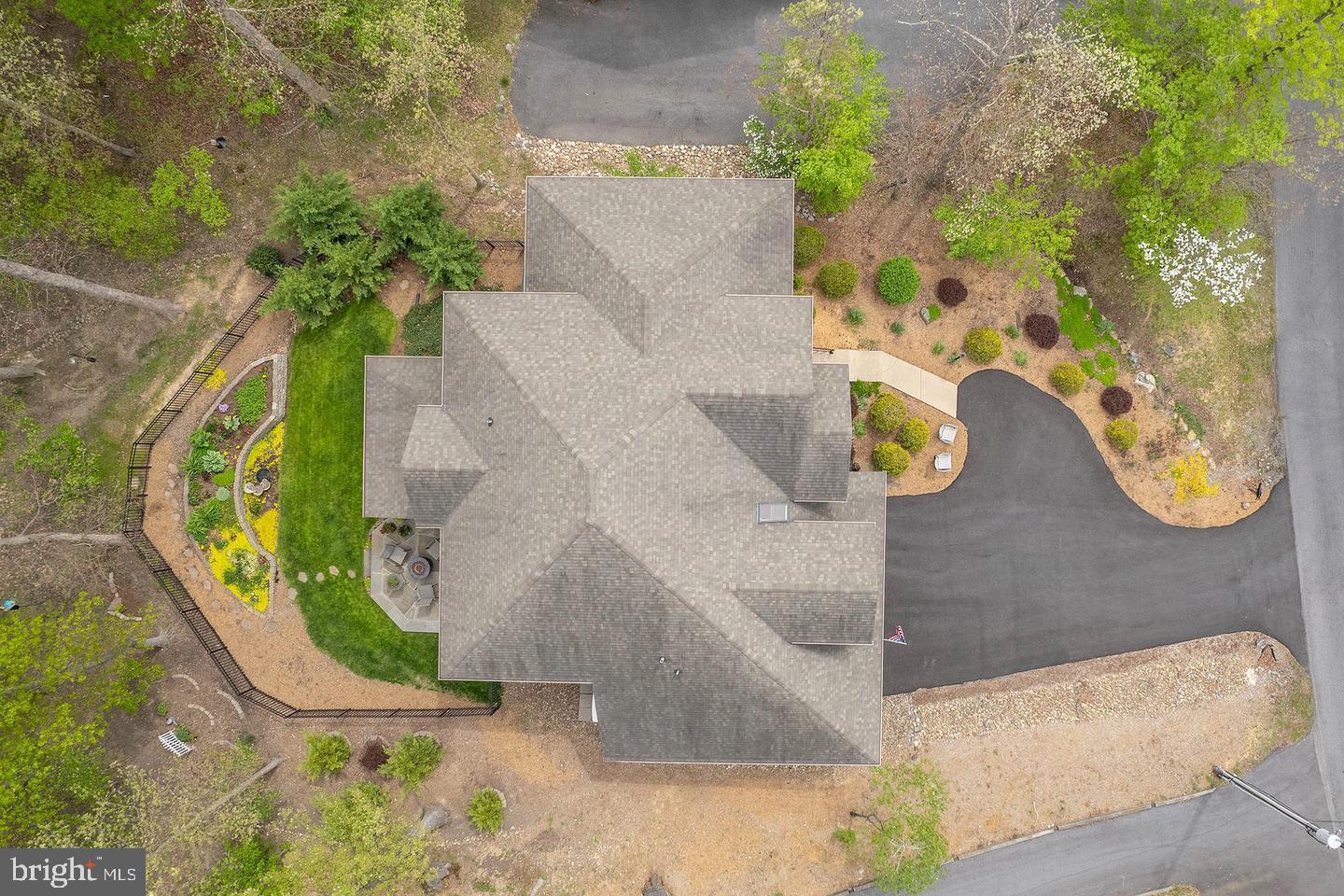 1064 LAKEVIEW DR