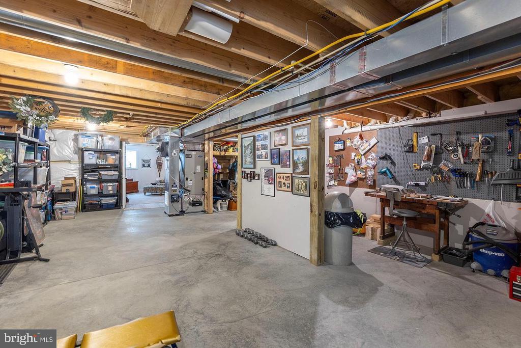 1064 LAKEVIEW DR