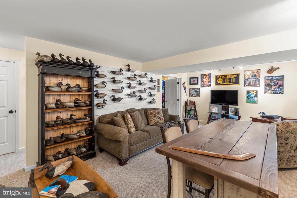 1064 LAKEVIEW DR