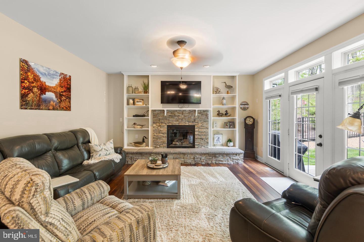 1064 LAKEVIEW DR
