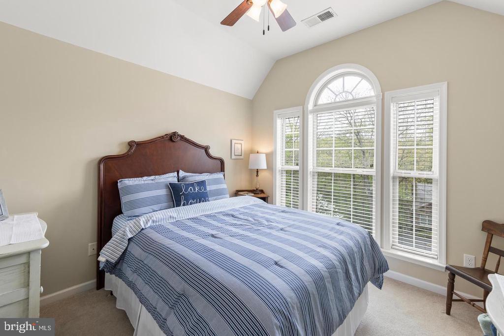 1064 LAKEVIEW DR