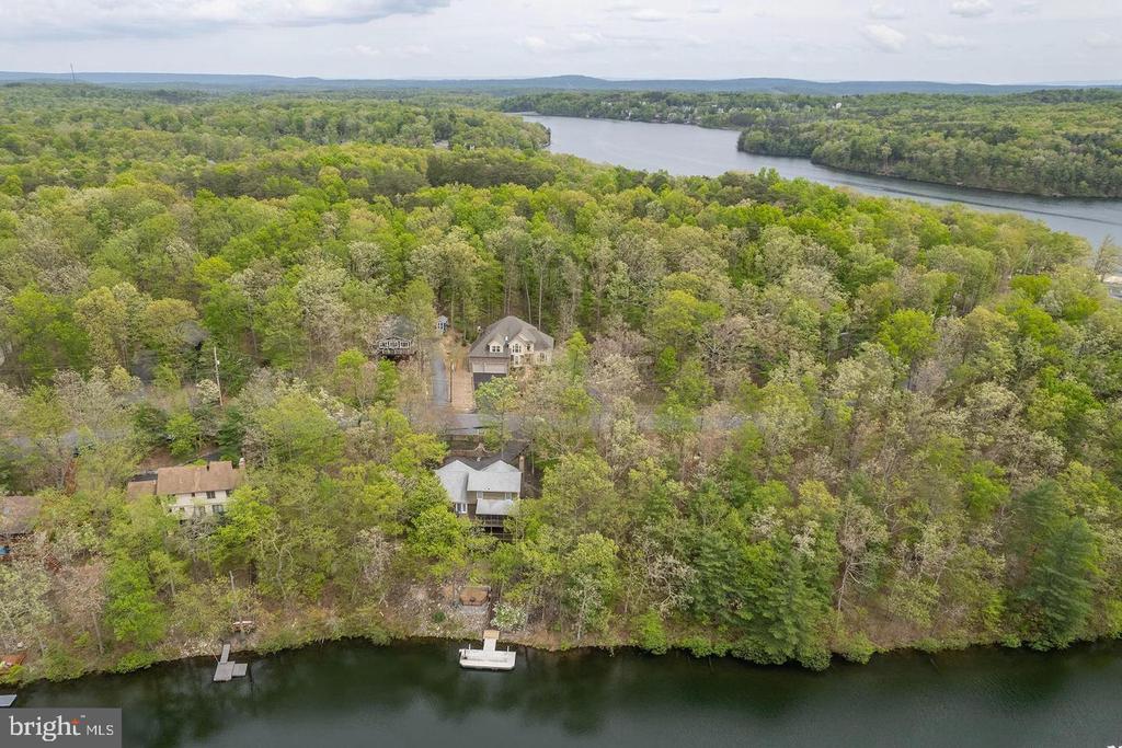 1064 LAKEVIEW DR