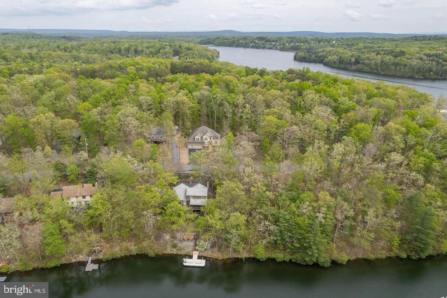 1064 LAKEVIEW DR