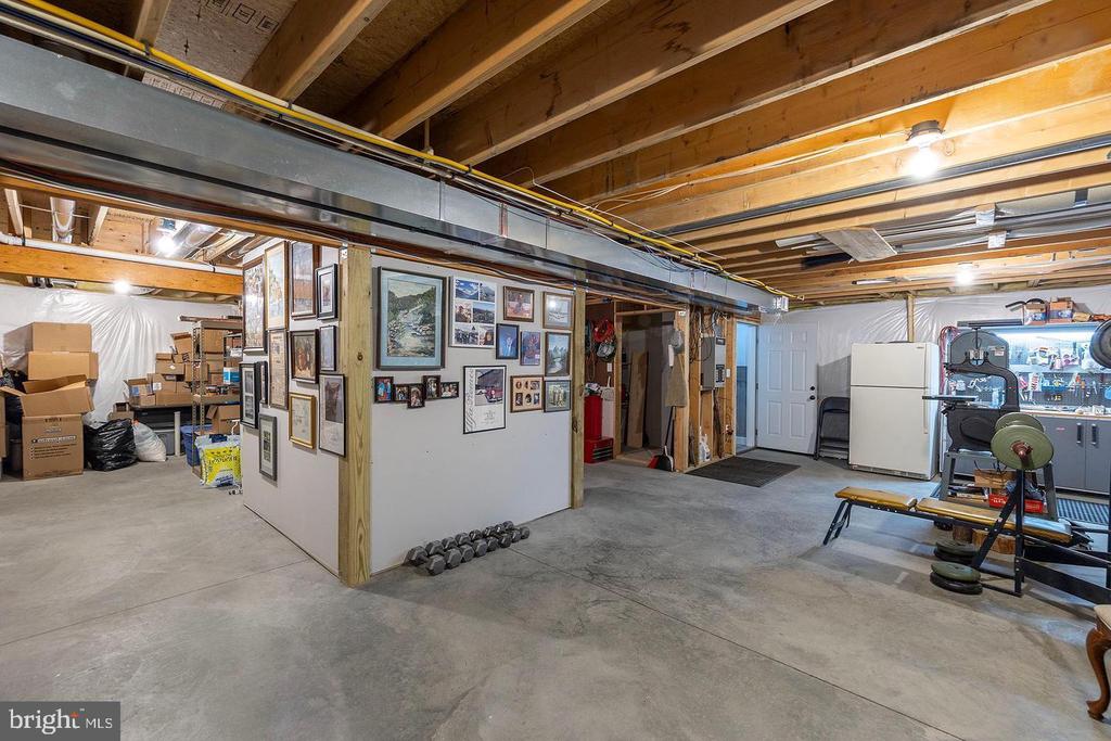 1064 LAKEVIEW DR