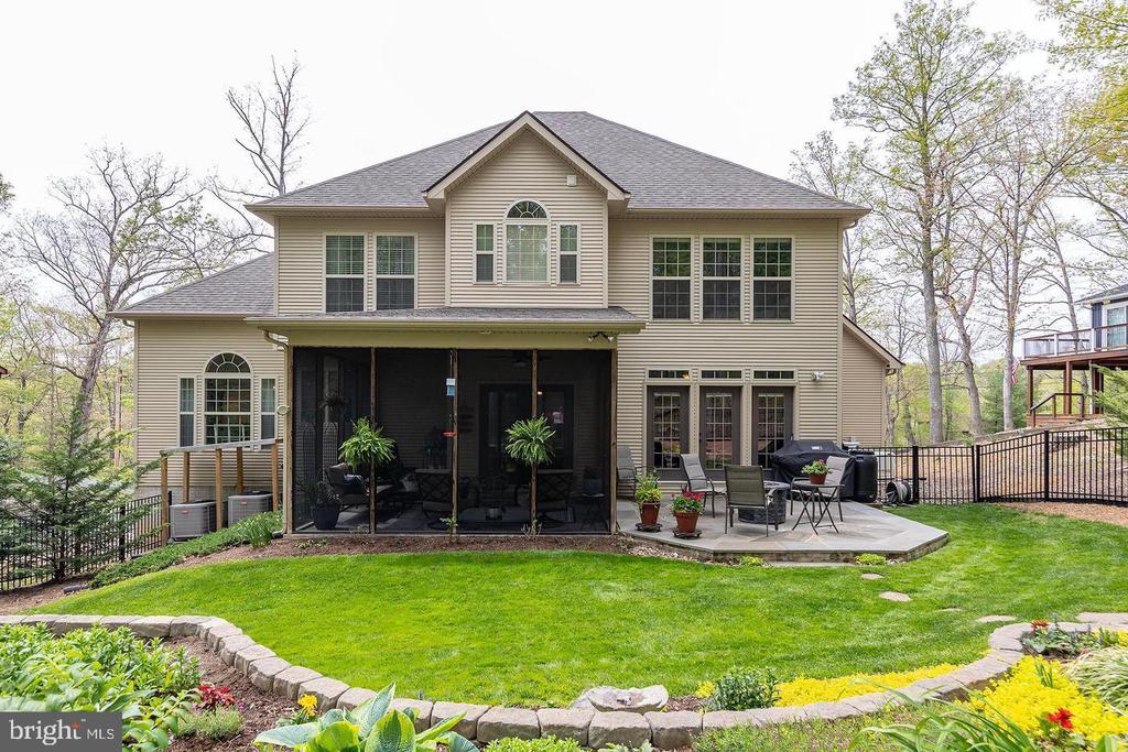 1064 LAKEVIEW DR
