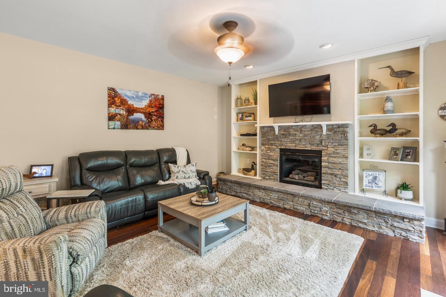 1064 LAKEVIEW DR