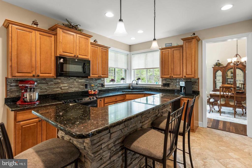 1064 LAKEVIEW DR