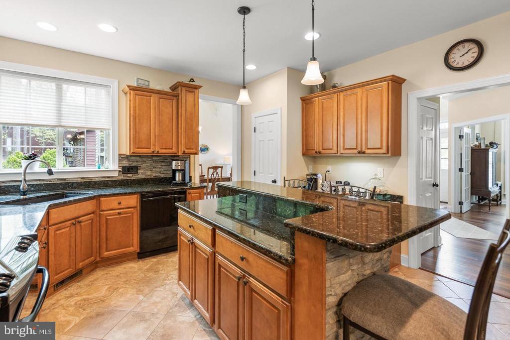 1064 LAKEVIEW DR