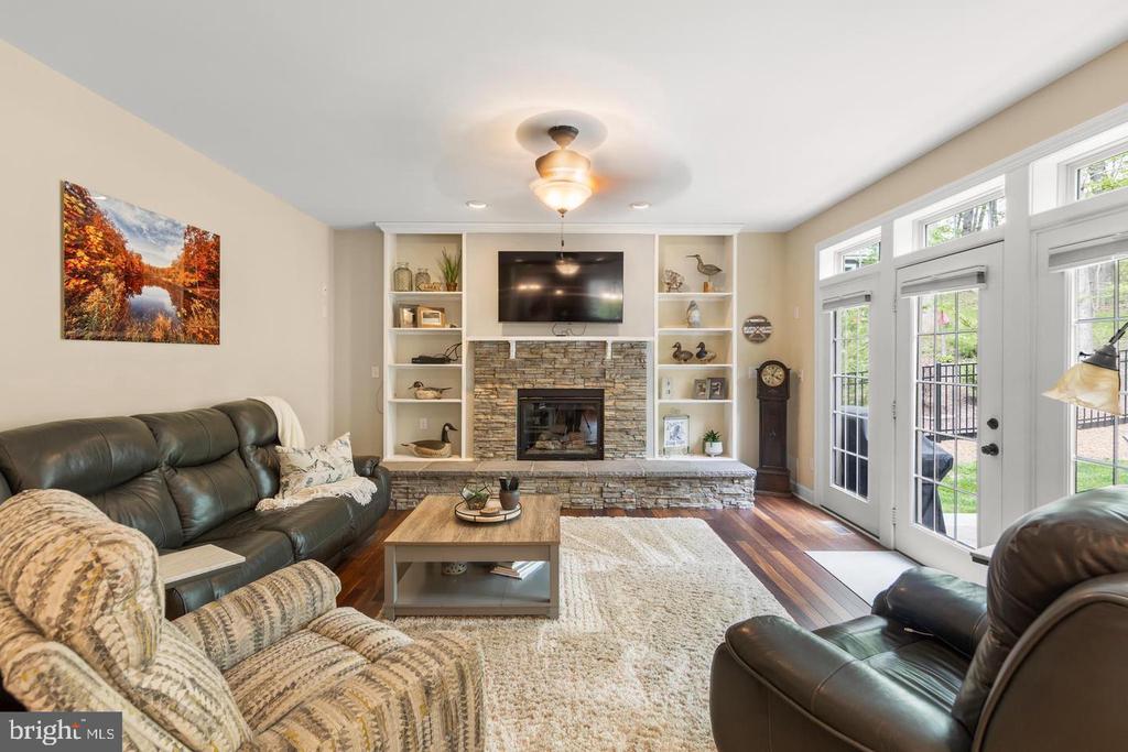 1064 LAKEVIEW DR