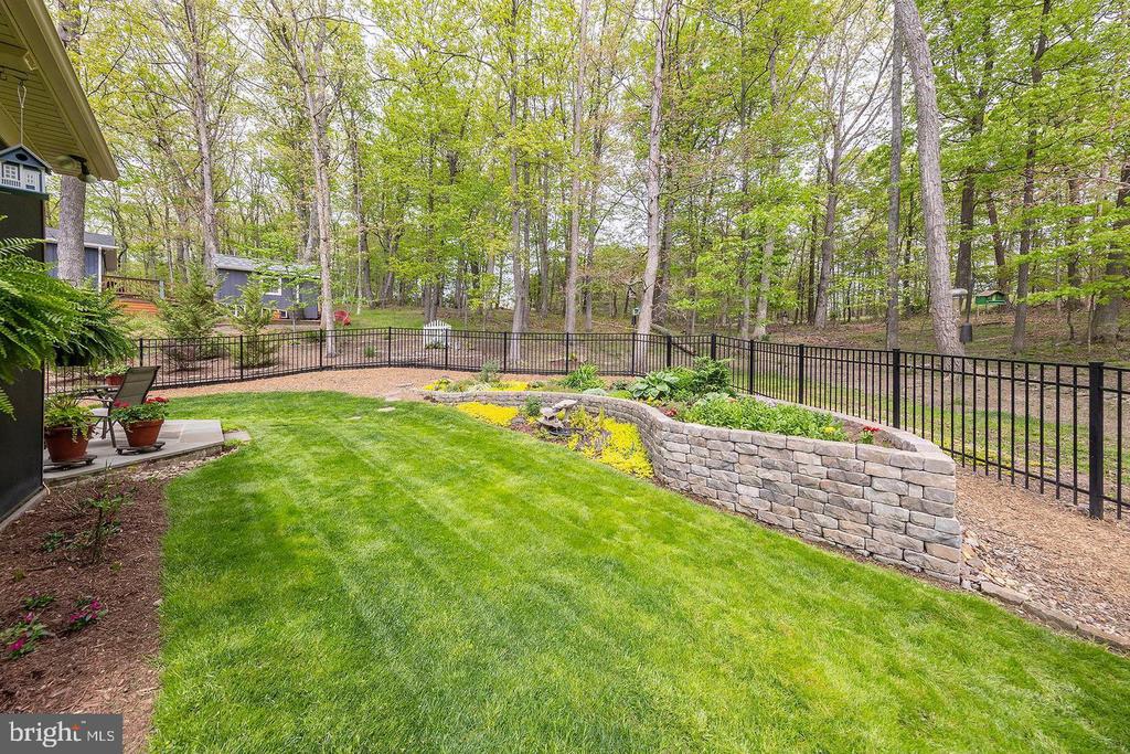 1064 LAKEVIEW DR