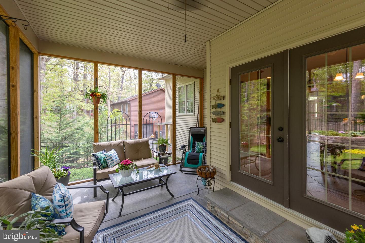 1064 LAKEVIEW DR