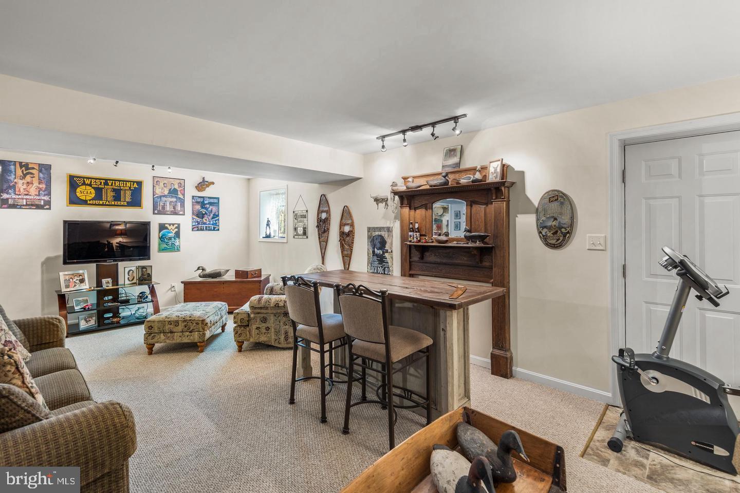 1064 LAKEVIEW DR