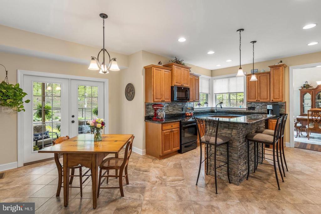 1064 LAKEVIEW DR
