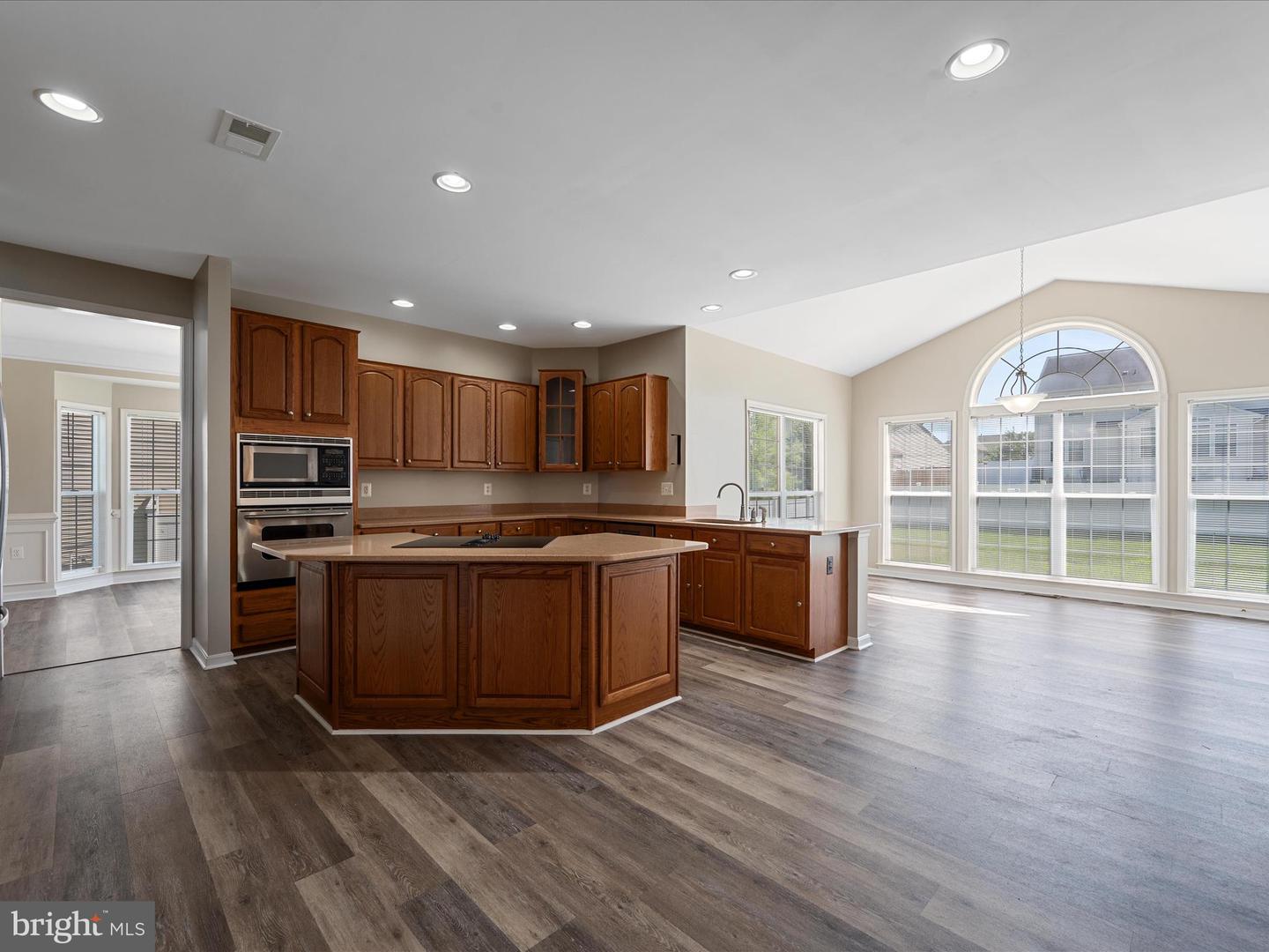 207 MACKENZIE LN