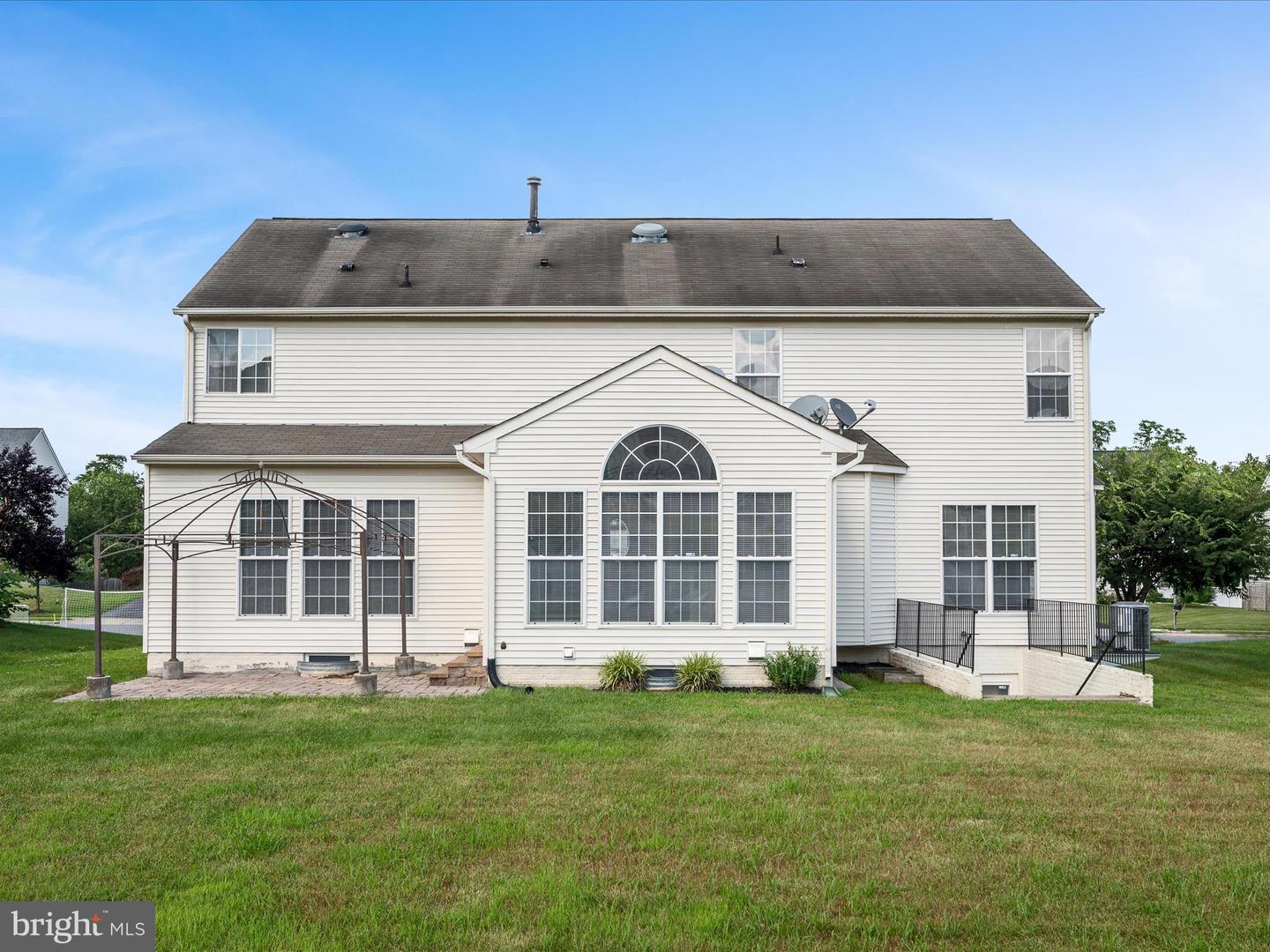 207 MACKENZIE LN