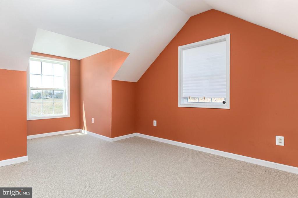 289 SLATE LN