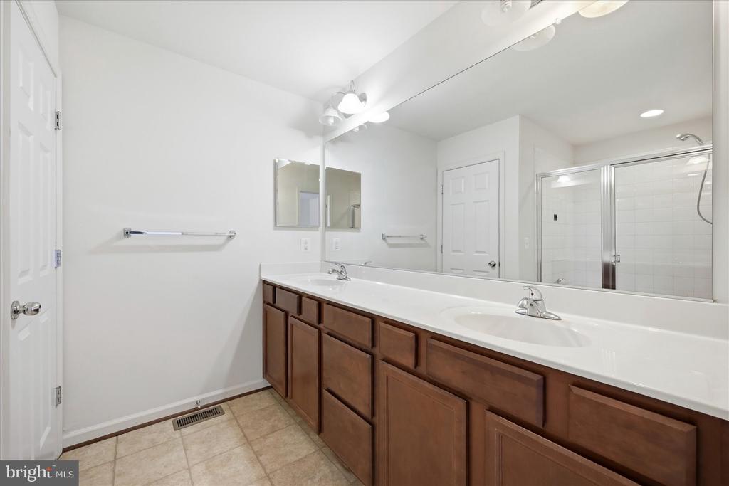 117 ROTUNDA DR