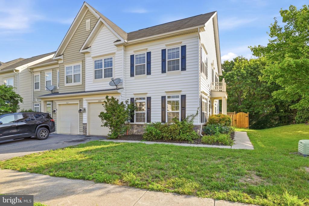 300 KINTYRE LANE
