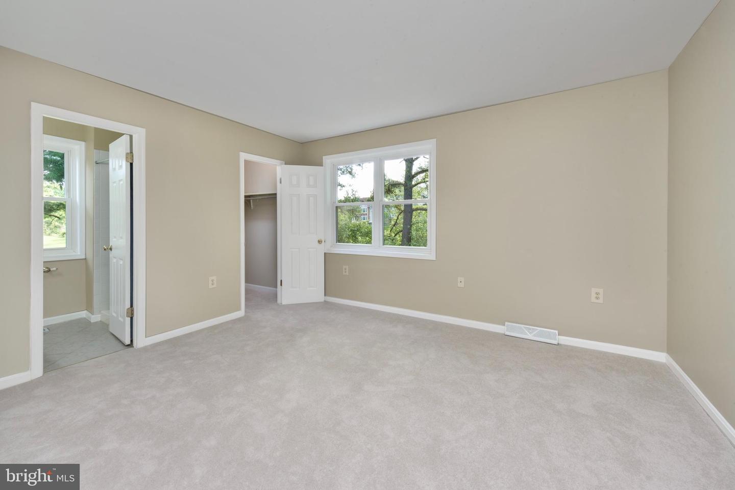9801 Lakepointe Dr