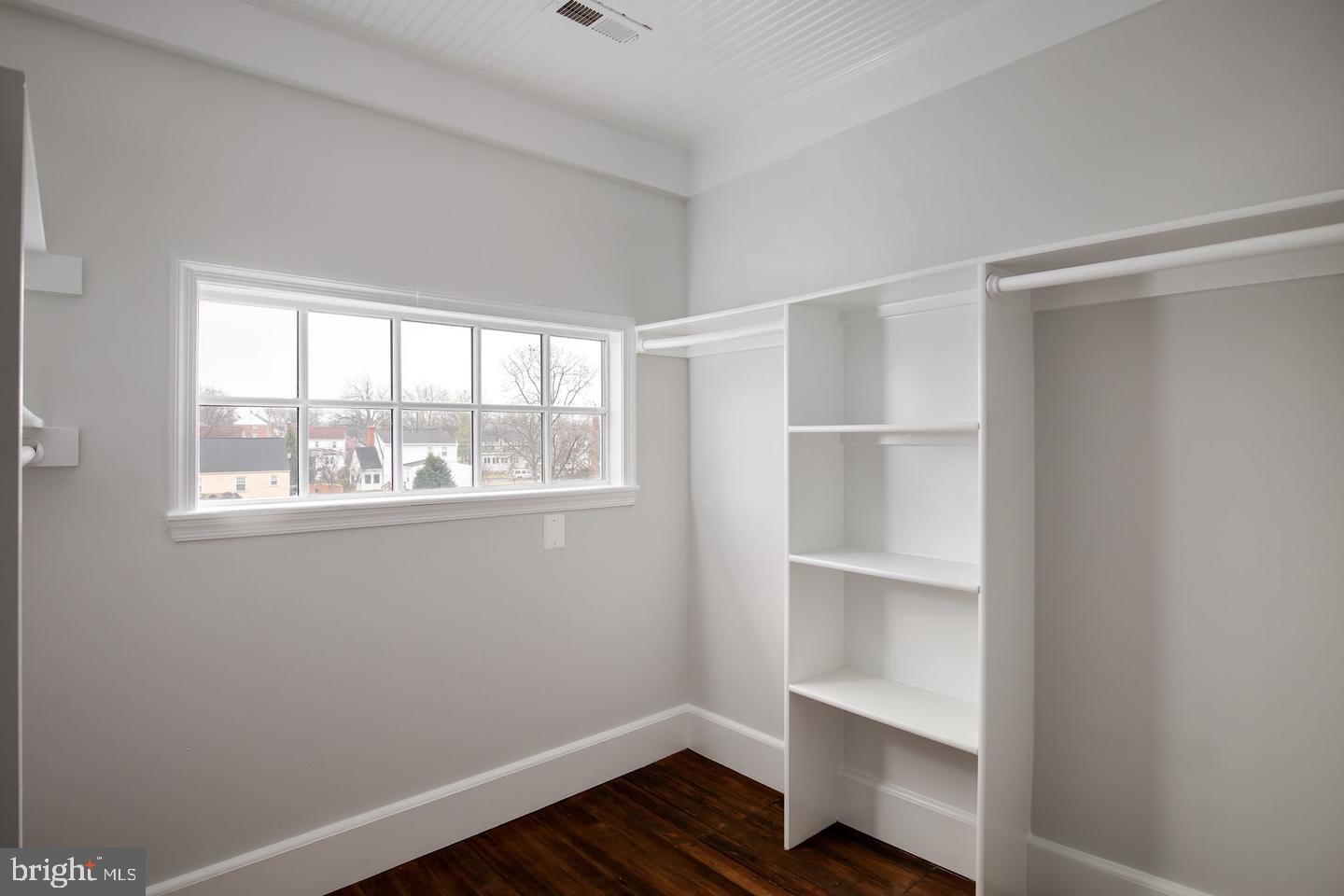 735 BERRYVILLE AVE