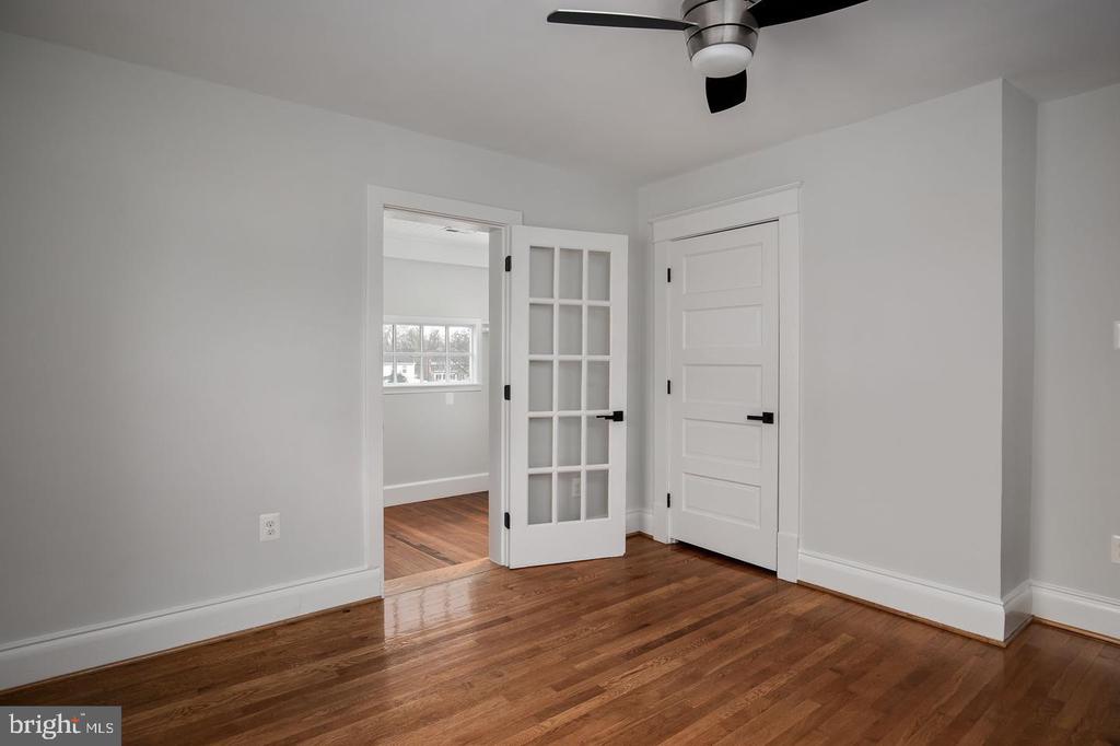 735 BERRYVILLE AVE