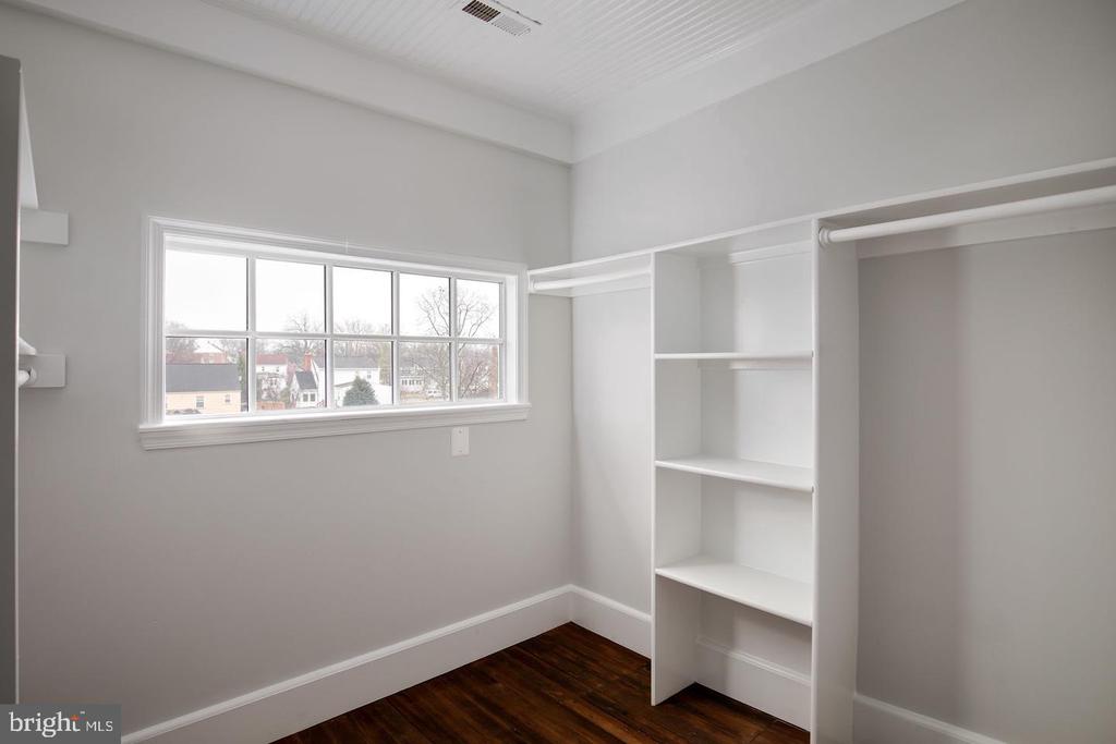 735 BERRYVILLE AVE