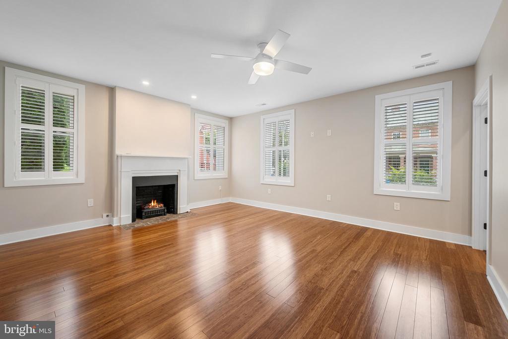 411 N LOUDOUN ST #102