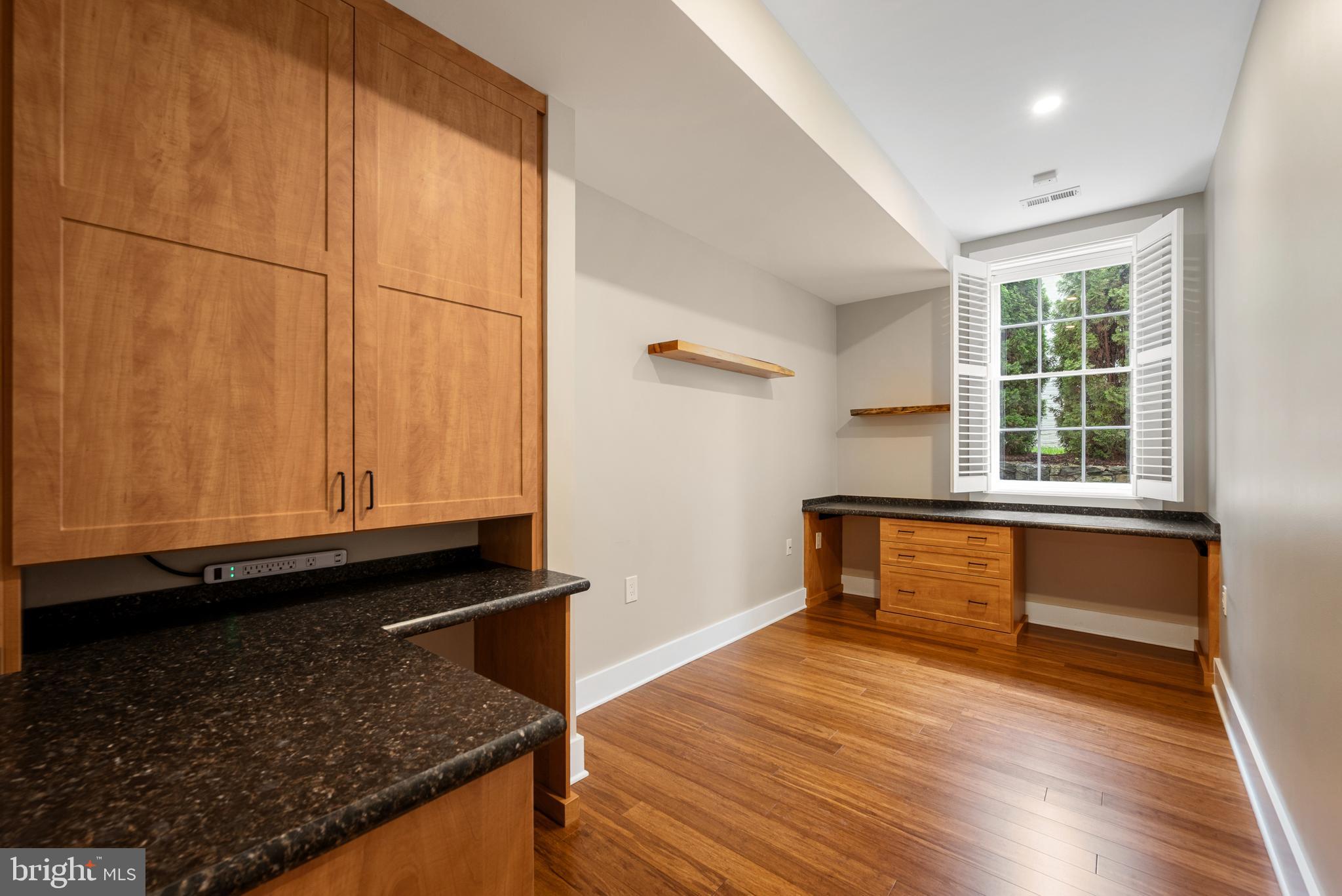 411 N LOUDOUN ST #102