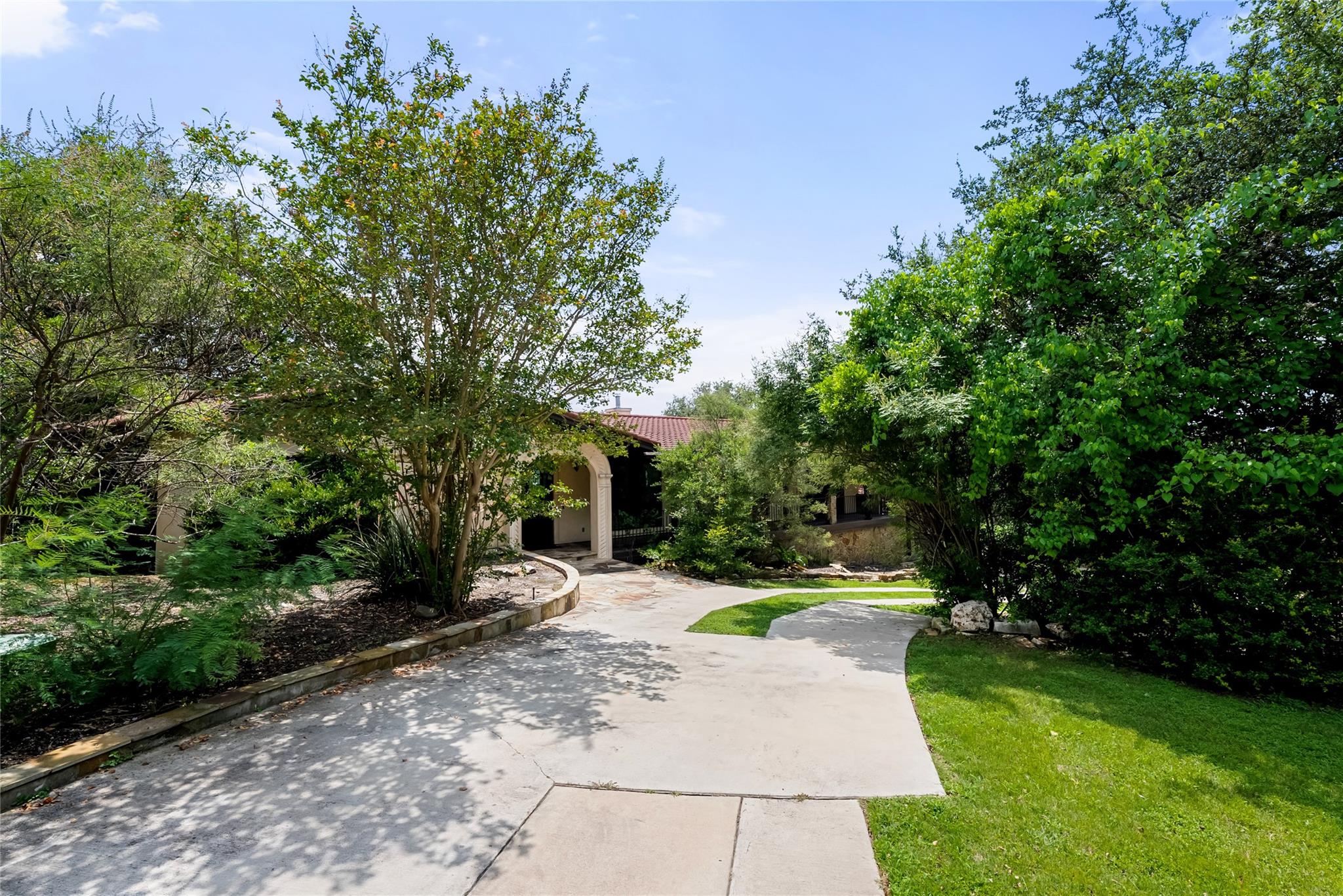 411 SKYLINE DR