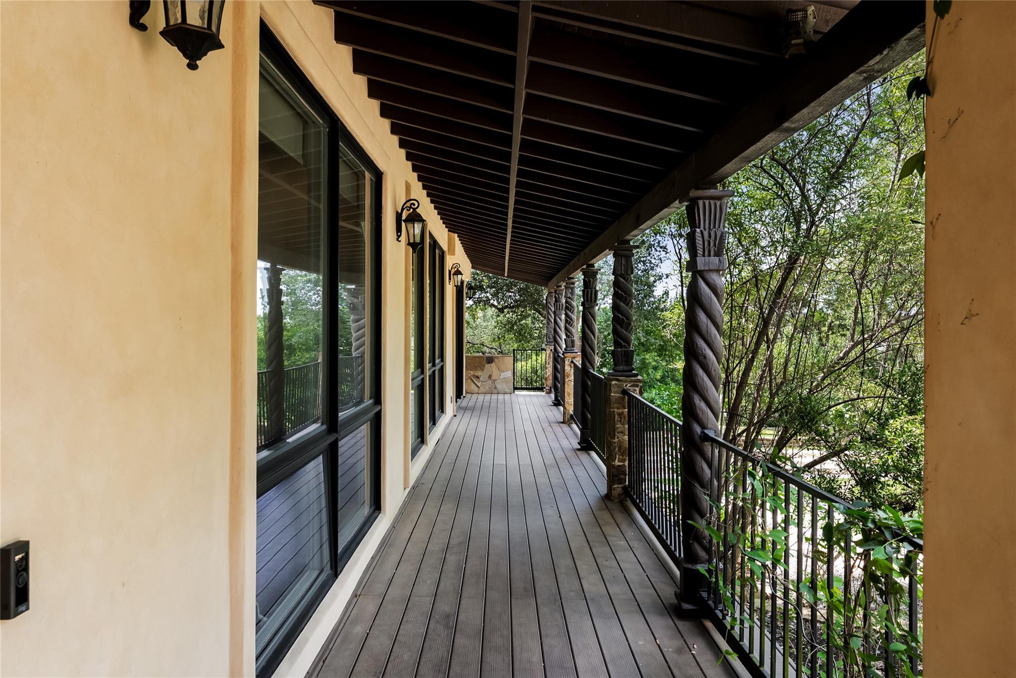 411 SKYLINE DR