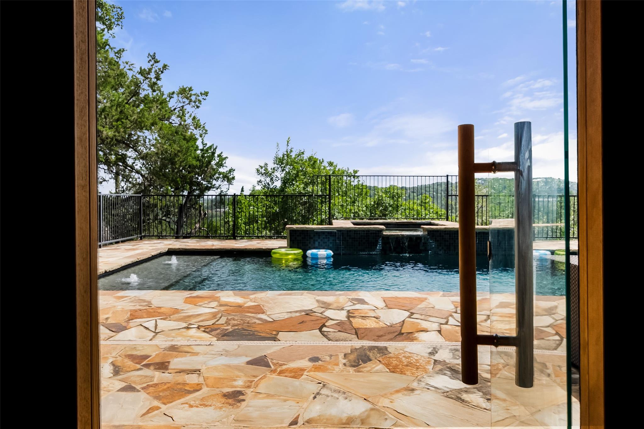411 SKYLINE DR